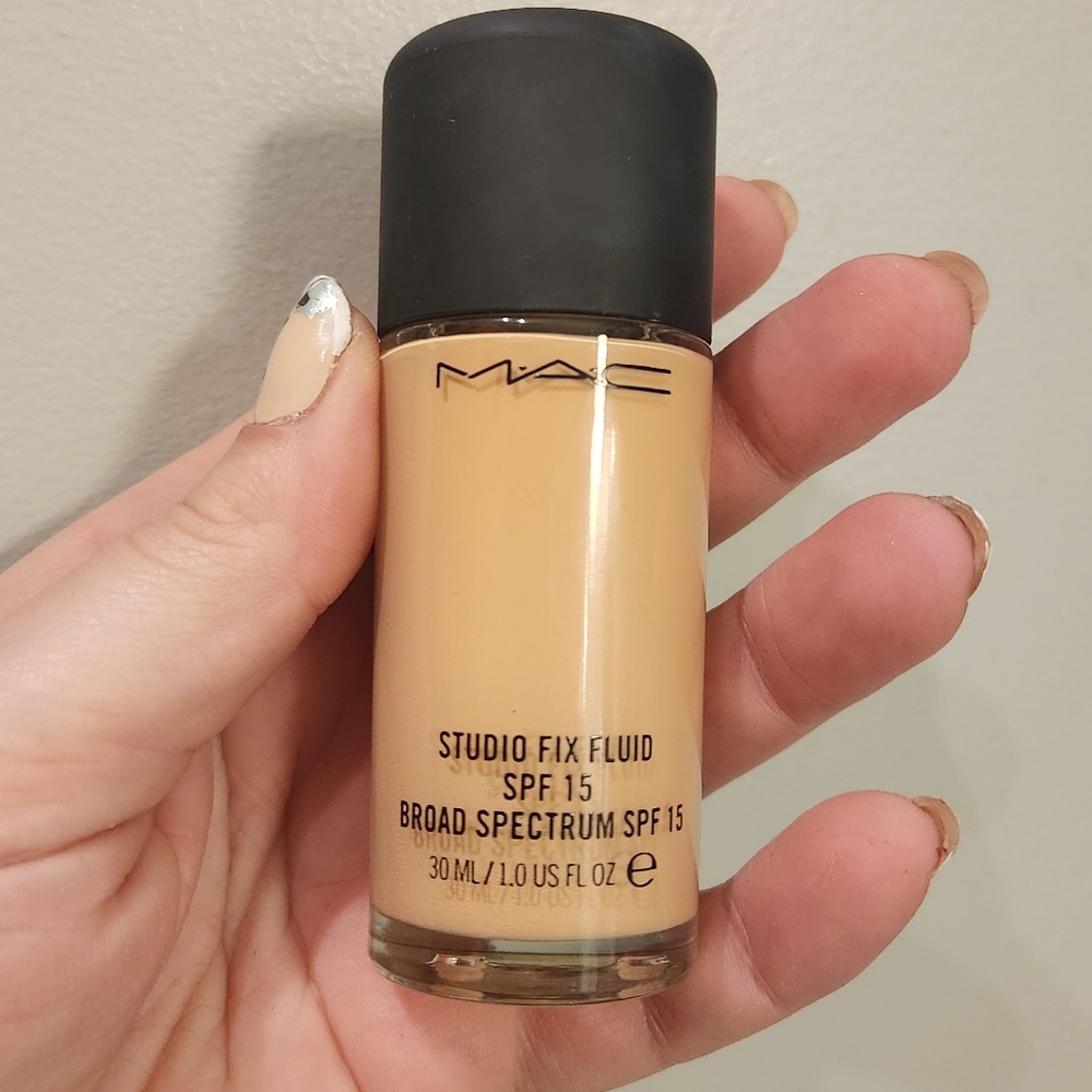 MAC Studio Fix Fluid NC18